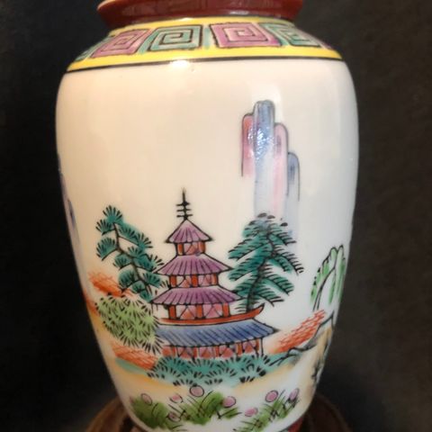 Liten skjønn  eldre håndmalt urne/vase mulig Japan