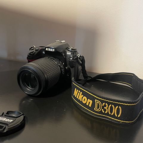 Nikon D300 med lense - Nikon DX AF-S NIKKOR 55-200 mm. Inkludert veske.