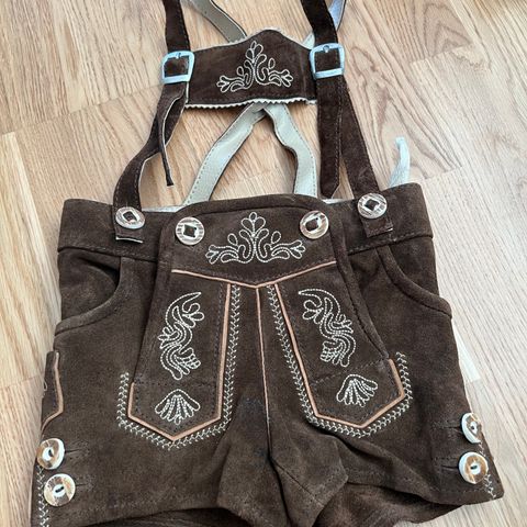 Selger ekte Lederhosen outfit til baby str 80-86