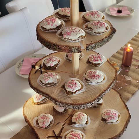 TIL LEIE: Rustikt cupcakestativ