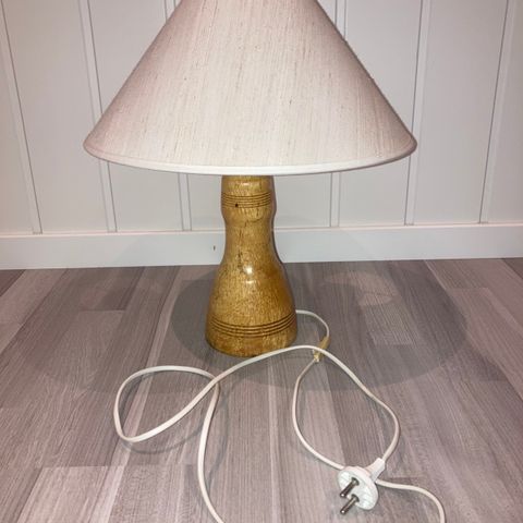 Lampe/bordlampe med dreiet trefot