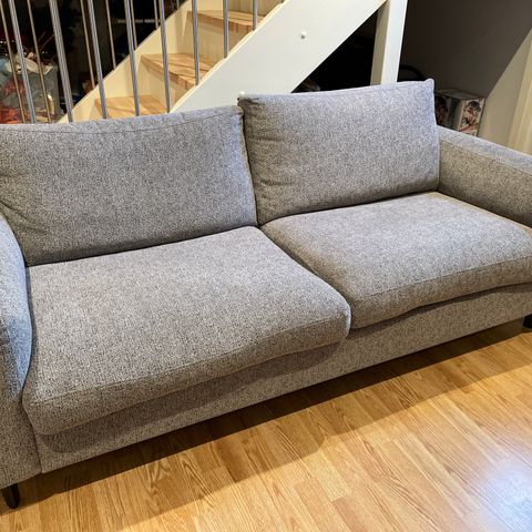 Grå 3-seter sofa