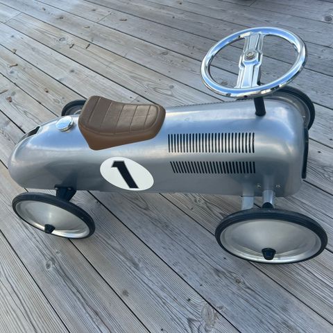 Lekebil til å sitte på