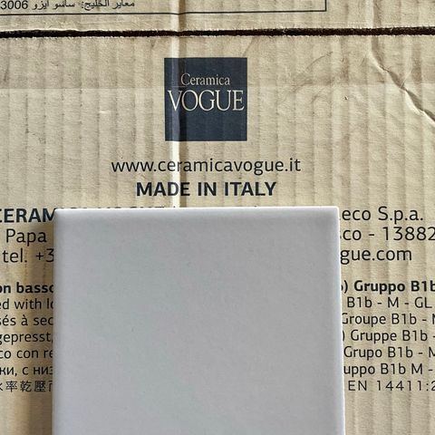 Italienske lys grå fliser, Ceramica VOGUE, 1,1 m2, str10x10 cm, matte, selges.