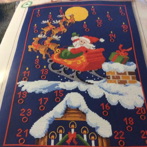 Vakker, detaljert og håndbrodert jule kalender. 48x66cm