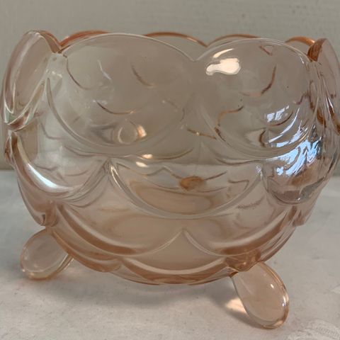 Rosa glassbolle i pressglass