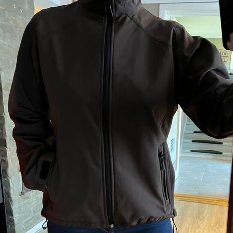 Brun softshell jakke fra twentyfour. Med tynt fôr i fleece. Str. 42 (40/42/L)