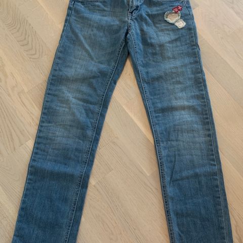 Jeans med søte detaljer