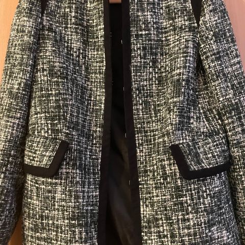 Tweed jakke fra Mango