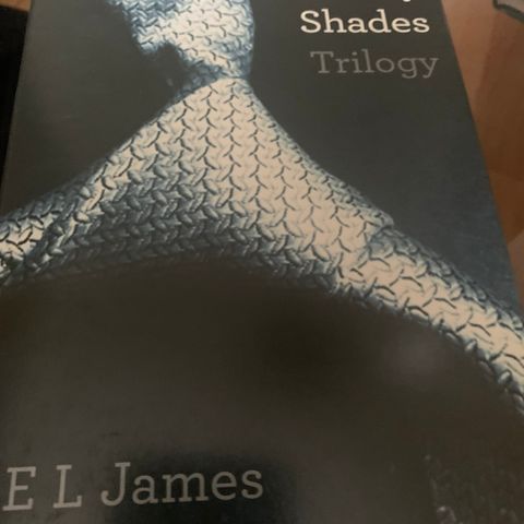 Fifty Shades Trilogy av E. L. James til salgs. Engelsk utgave.