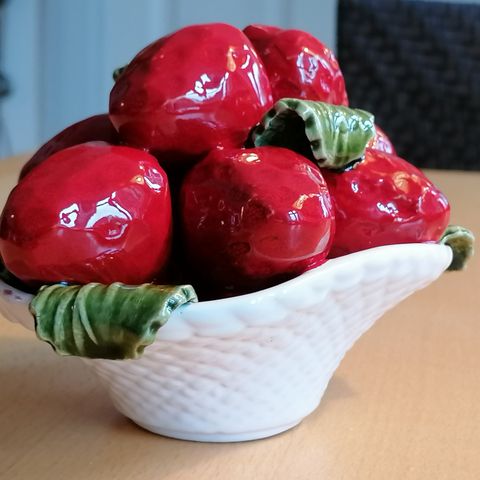 Liten pyntekurv i keramikk med jordbær