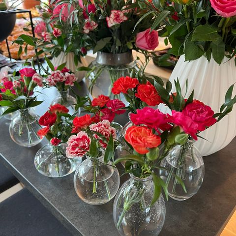 90~ små blomstervaser til bryllup eller fest