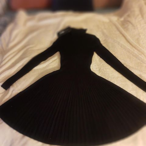 Nydelig sort kjole svinger inn i midjen..super herlig strethy mykt stoff.str M