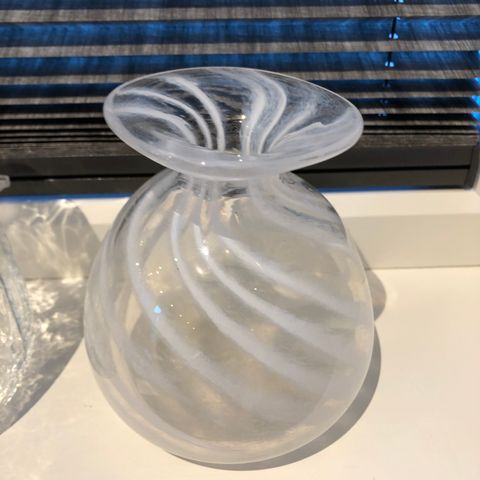 Svensk håndlaget kunstglass vase fra SEA of Sweden.