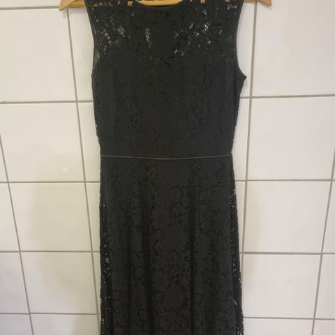 Svart blondekjole fra Dorothy Perkins str 36