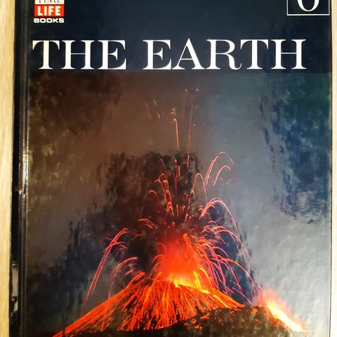 Engelsk bok om Jorden: The Earth - Arthur Beiser. Young readers nature library 6