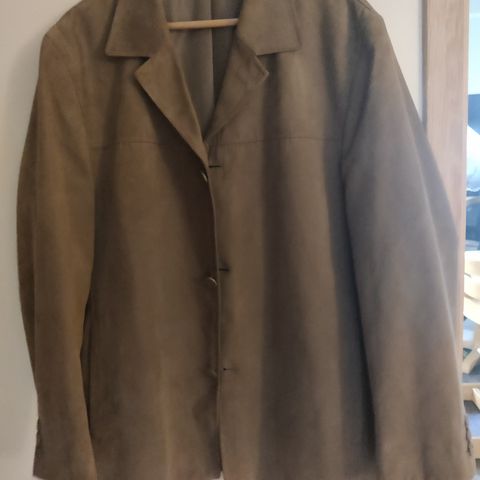 Kort pen lysbrun/beige ruskinnslignende stoff jakke fra Batistini