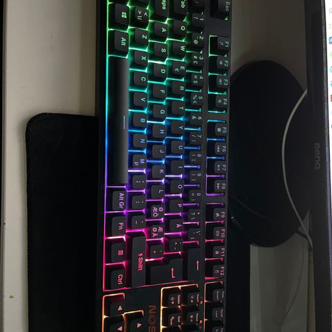 Gaming Tastatur - Trådløs Mus - Mousepad