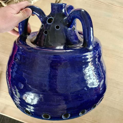 Stor og tung blå lampeskjerm i keramikk