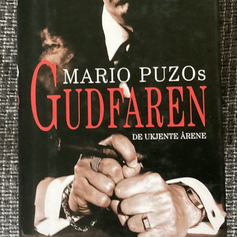 GUDFAREN. 1 flott bok. «DE UKJENTE ÅRENE». 1 opplag 2005. Tykk bok, 585 sider.