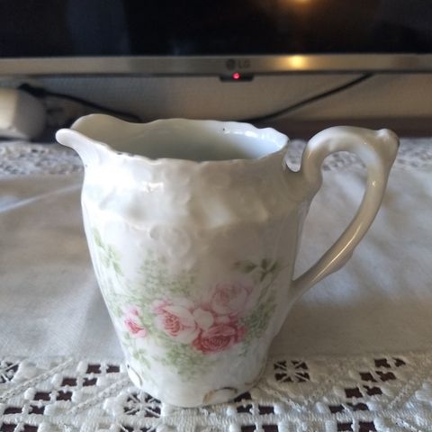 koselig gammel fløtemugge med rosemotiv