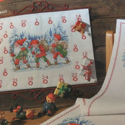 Vakker, detaljert og håndbrodert jule kalender. 35x50cm