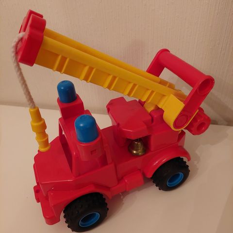 STOR,  FLOTT BABY TRUCK TREKKBIL M/BJELLE OG BRANNTAU, CA L26 X B19,5 X H14 CM