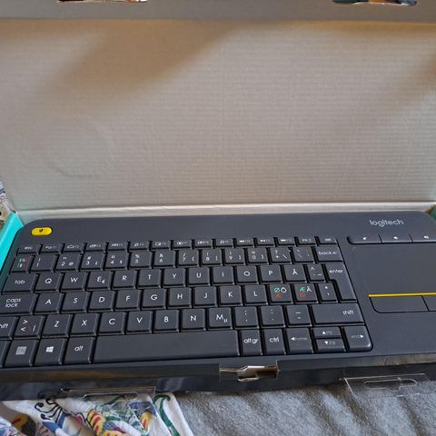 Tastatur med innebygd touchpad