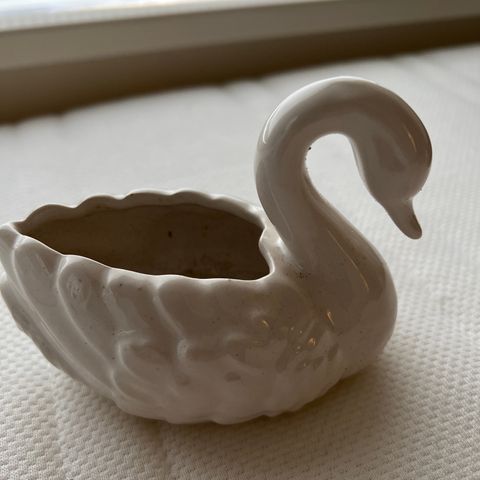 Vase/liten potteskjuler fajanse, hvit svane H ca 9 cm