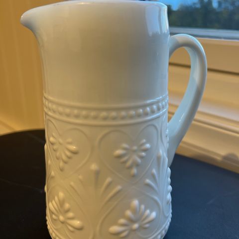 Mugge/vase i hvitt opalglass, 17cm høy