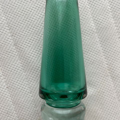 Vase, grønt glass H 14 cm Ø oppe 3 cm