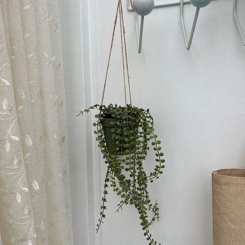 NY! Herlig liten kunstig plante med potte.