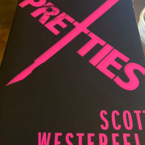 Scott Westerfeld sin bok Pretties til salgs.