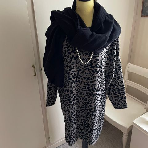 Ny kjole i Leopard mønster i str onesize selges