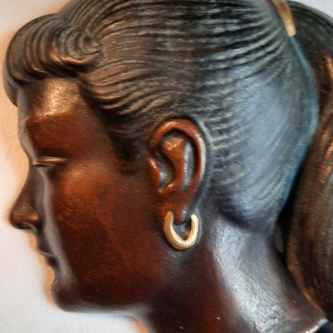Veggpryd, profil ung kvinne, keramikk. Uten skader. Produsent Cortendorf