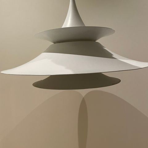 ”Radius”-lampe, Ø60 cm Design: Erik Balslev. Produsent: Fog & Mørup.