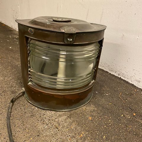 Gammel lanterne i kobber, med innlagt elektrisk lys