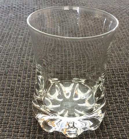 1 flott glass. H. 10,5 cm, diameter 7,3 cm. som nytt». Har runde «knotter» under