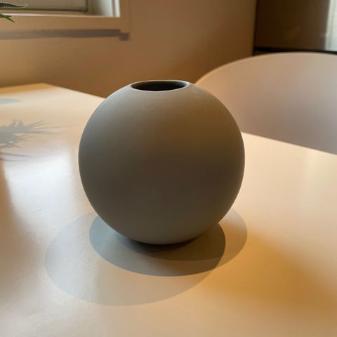 Cooee ball vase grå
