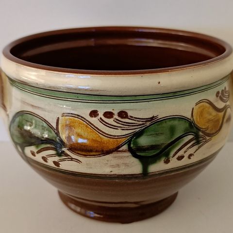 Keramikkskål med hanker fra Norsk Folkemuseum
