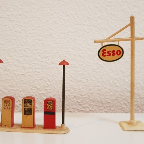 Vintage Bensin stander og ESSO Skilt. LEGO DENMARK