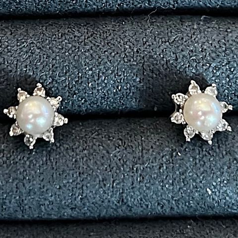 Elegante - ørepynt i hvitt gull, diamanter og ekte perler