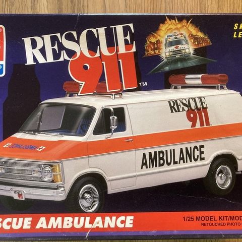 Dodge Van Ambulanse 1:25