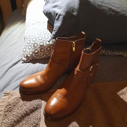 Ubrukte Caprice boots i cognac selges.