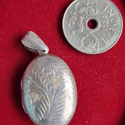 Stor gammel medaljong i sølv