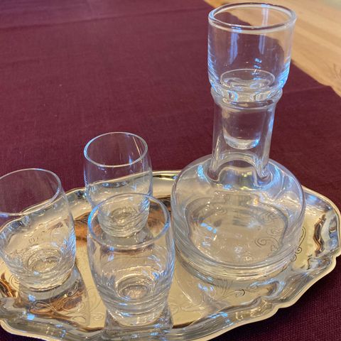 Liten glasskaraffel, dramglass og brett