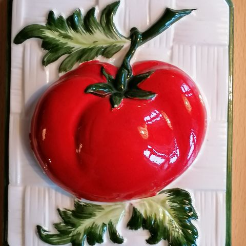 Veggpynt med tomat