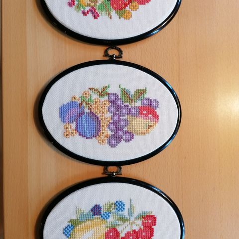 Tre ovale bilder i korssting motiv frukt og bær