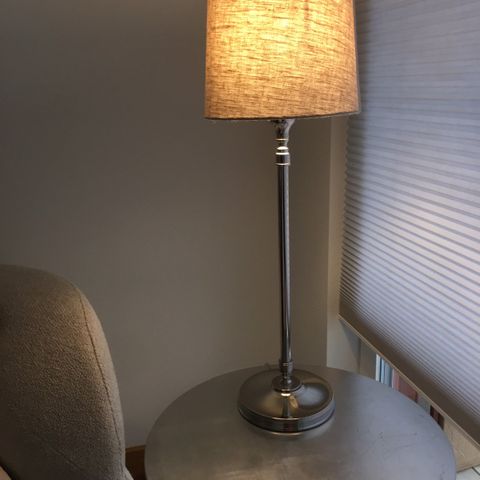 Høvik bordlampe høyde 70 cm.