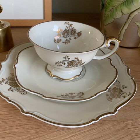 Hutschenreuther servise gull/creme pris pr sett 190kr, stk pris fra 50kr